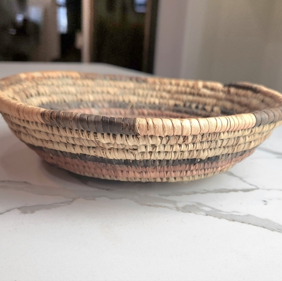VINTAGE Artisan Native American Fiber Rush Woven Basket - Picture 2 of 6